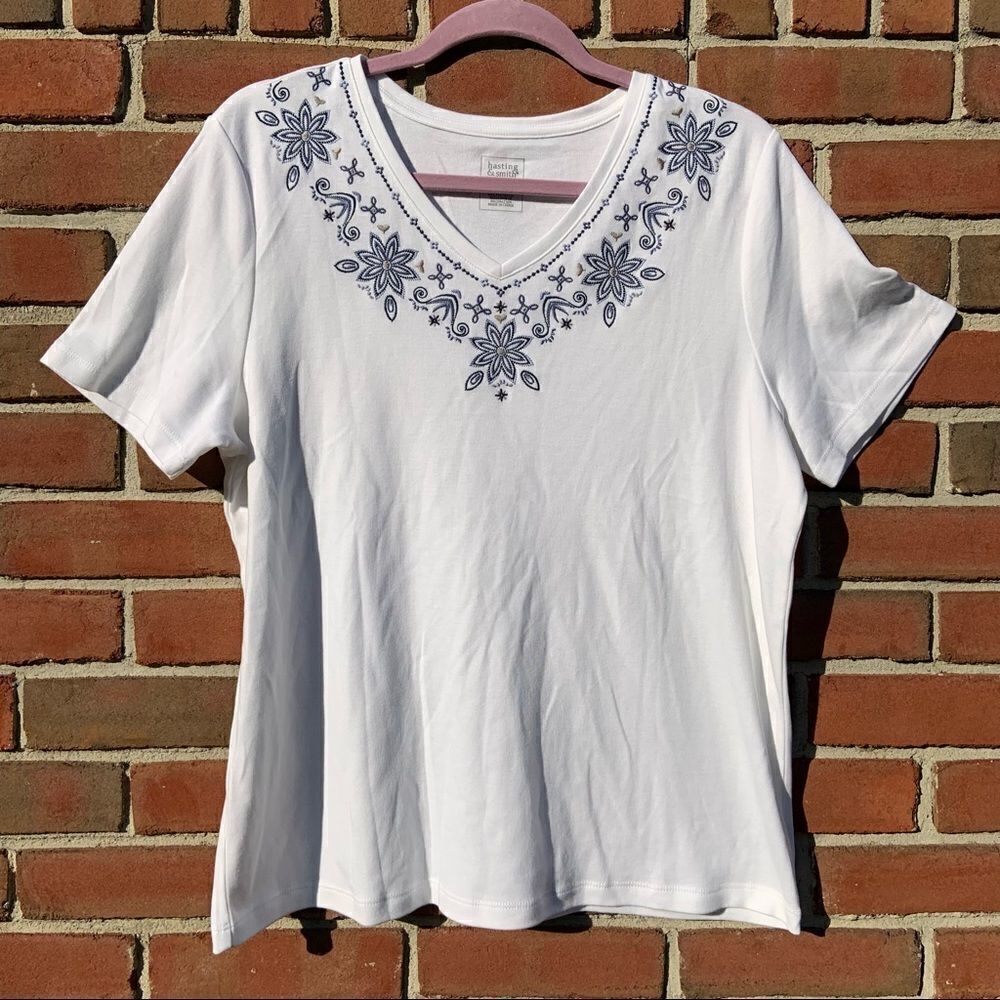 𝅺White V-Neck Top with Navy Embroidered Flowers